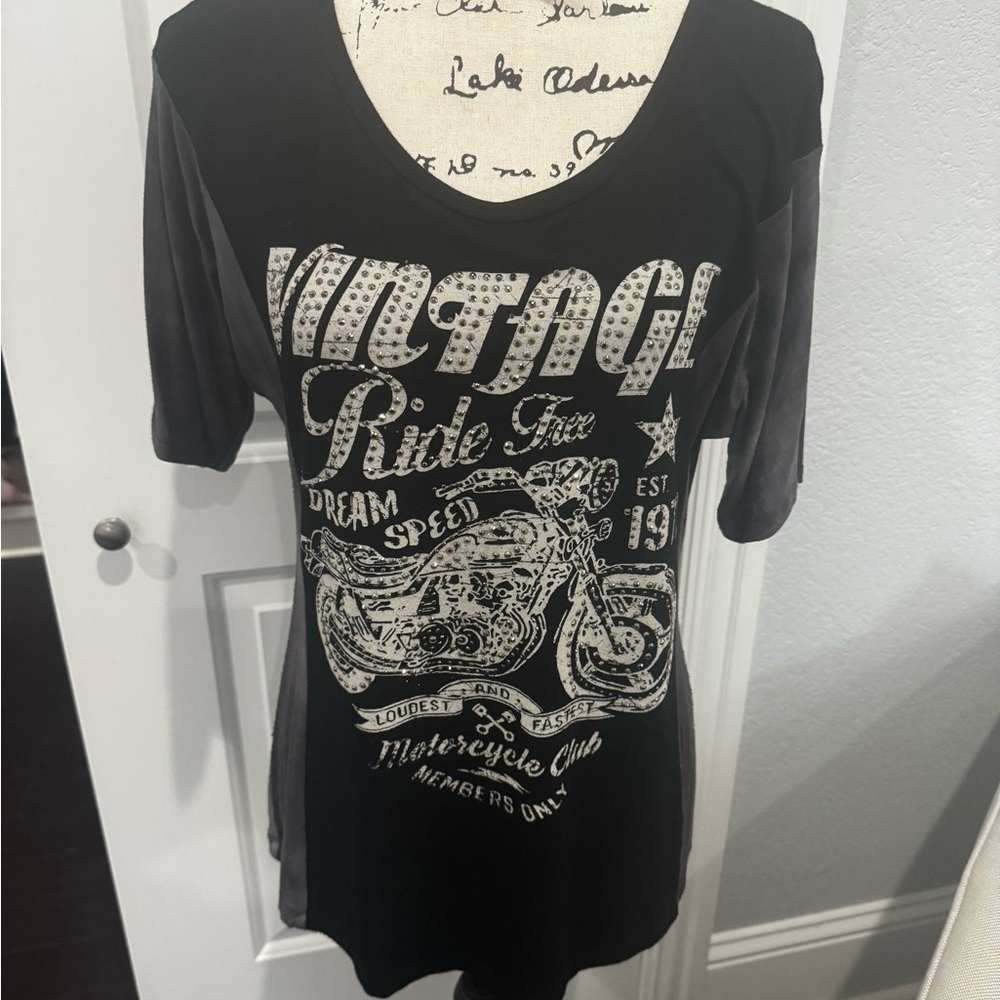Black Graphic Tee with Rounded Neckline and Short Sleeves